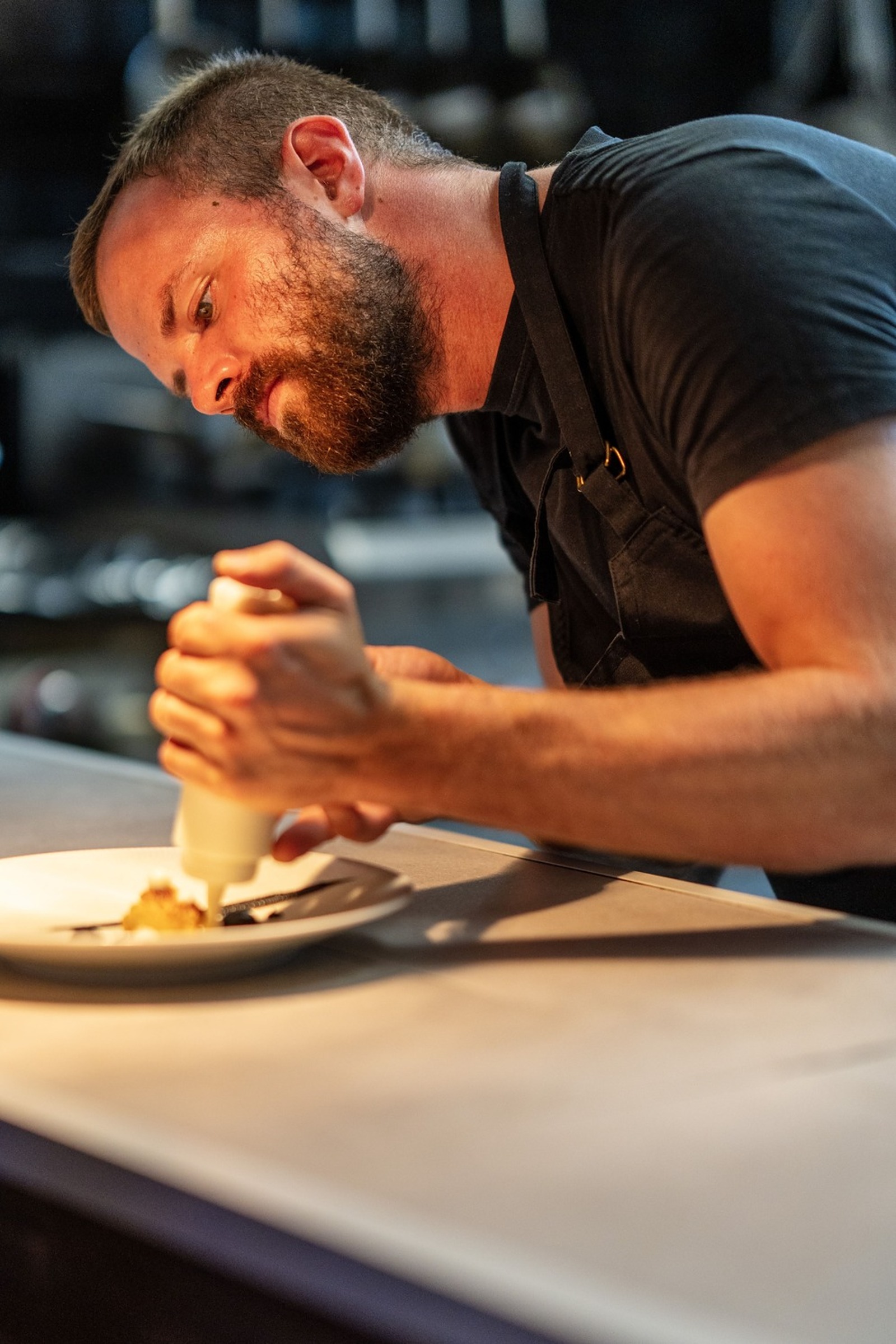 Chef Loucas Mengal emplatando — restaurante gastronómico Punto Amor, Costa Blanca