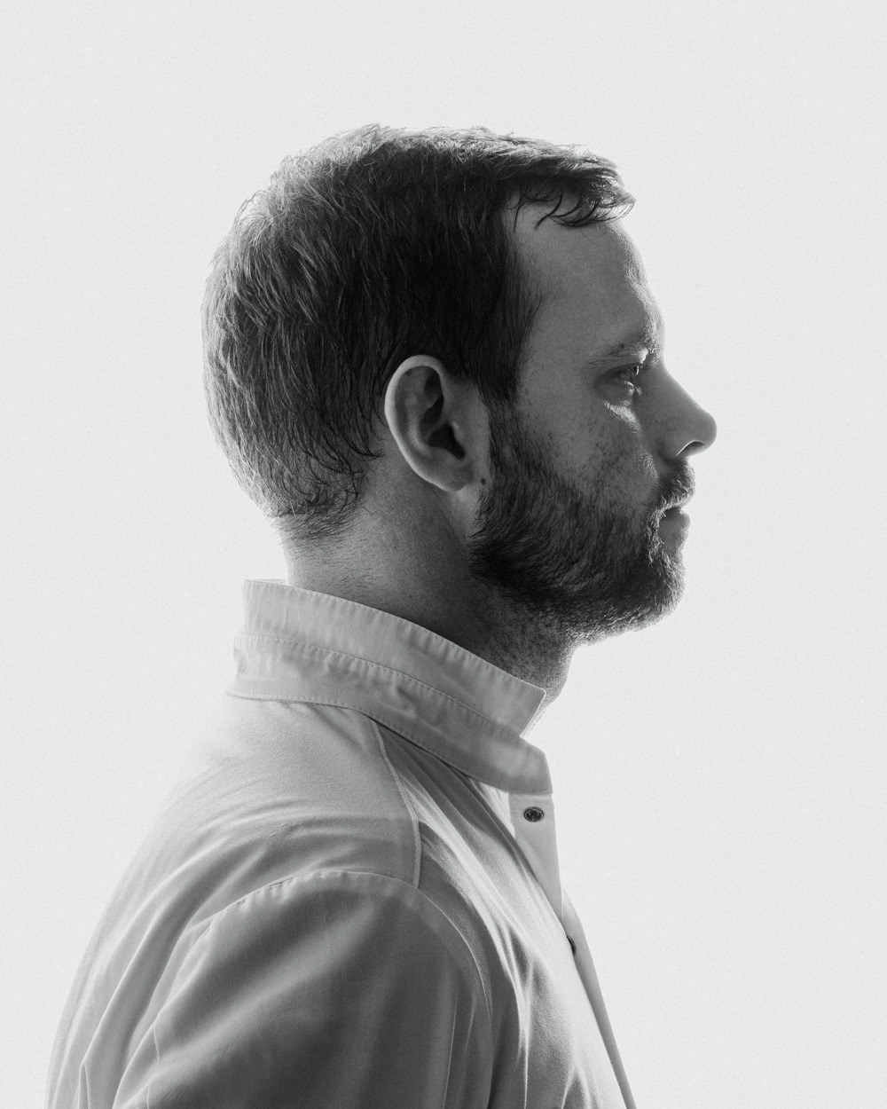 Retrato del chef Loucas Mengal de perfil, con chaquetilla blanca — restaurante gastronómico Punto Amor, Costa Blanca