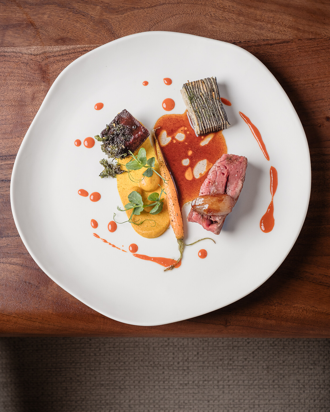 Cordero, zanahoria y jus reducido — plato principal del menú degustación