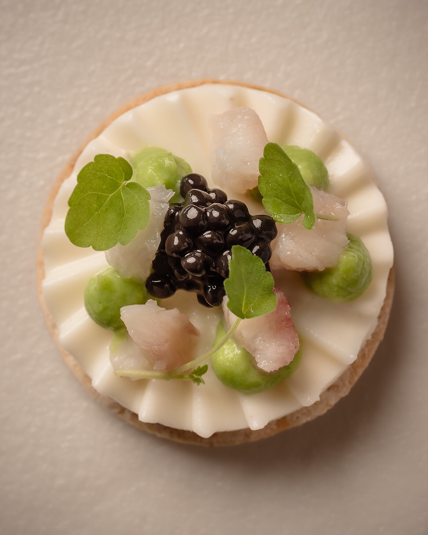 Caviar, lubina y hierbas del huerto — restaurante Michelin Costa Blanca