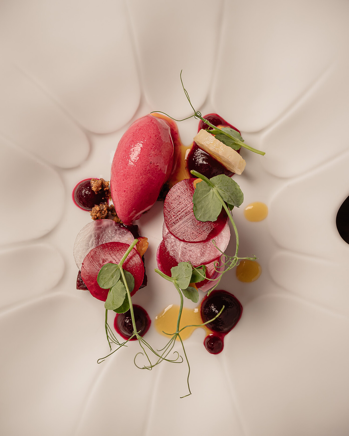 Postre de remolacha, frambuesa y sorbete — pastelería de autor Punto Amor