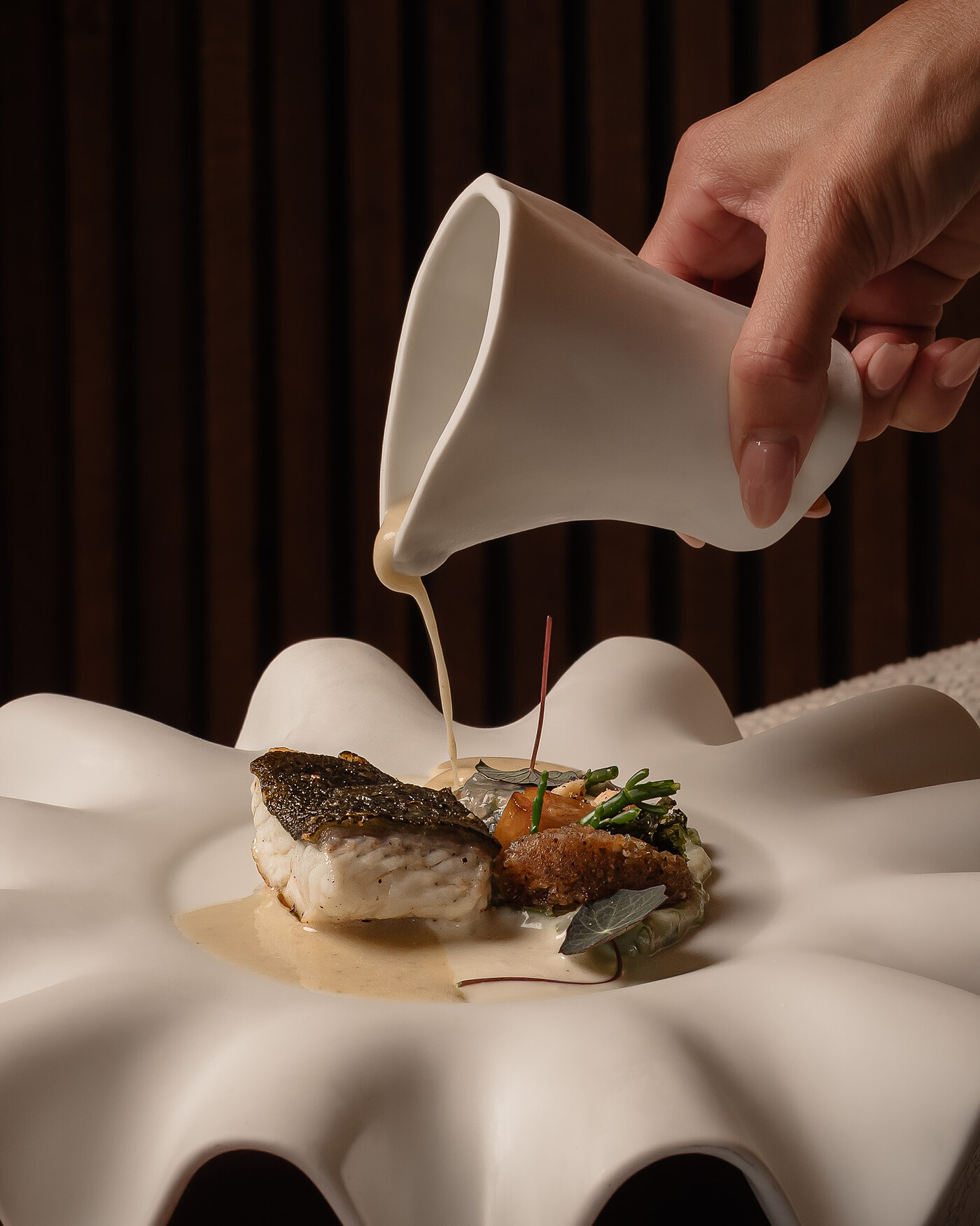 Plato de degustación con caviar bajo cloche en cristal — Punto Amor by Loucas Mengal, restaurante gastronómico en Campoamor